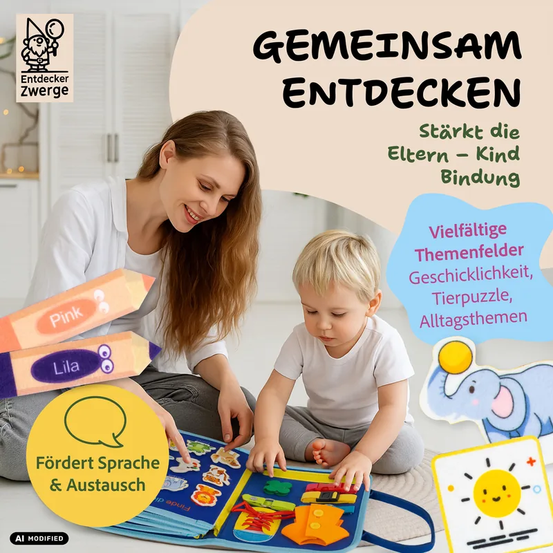 Mutter und Kind sitzen zusammen am Busy Board und ordnen Tiere zu